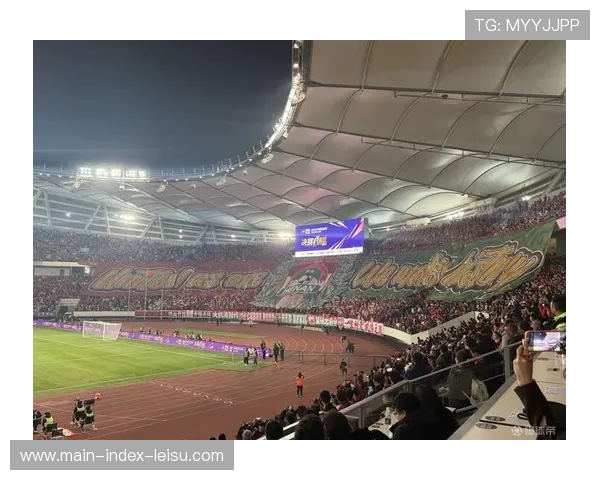 球迷看台巨型TIFO致敬俱乐部传奇，现场气氛热烈