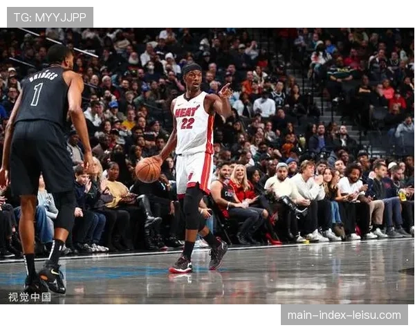 突发：热火核心巴特勒在一次上篮后落地不稳，在队友搀扶下返回更衣室。