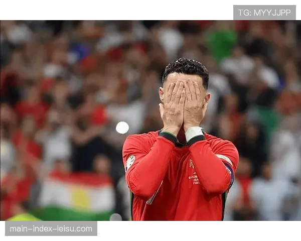 失点之痛:图卢兹前锋达林加罚丢点球后掩面跪地,队长上前安慰